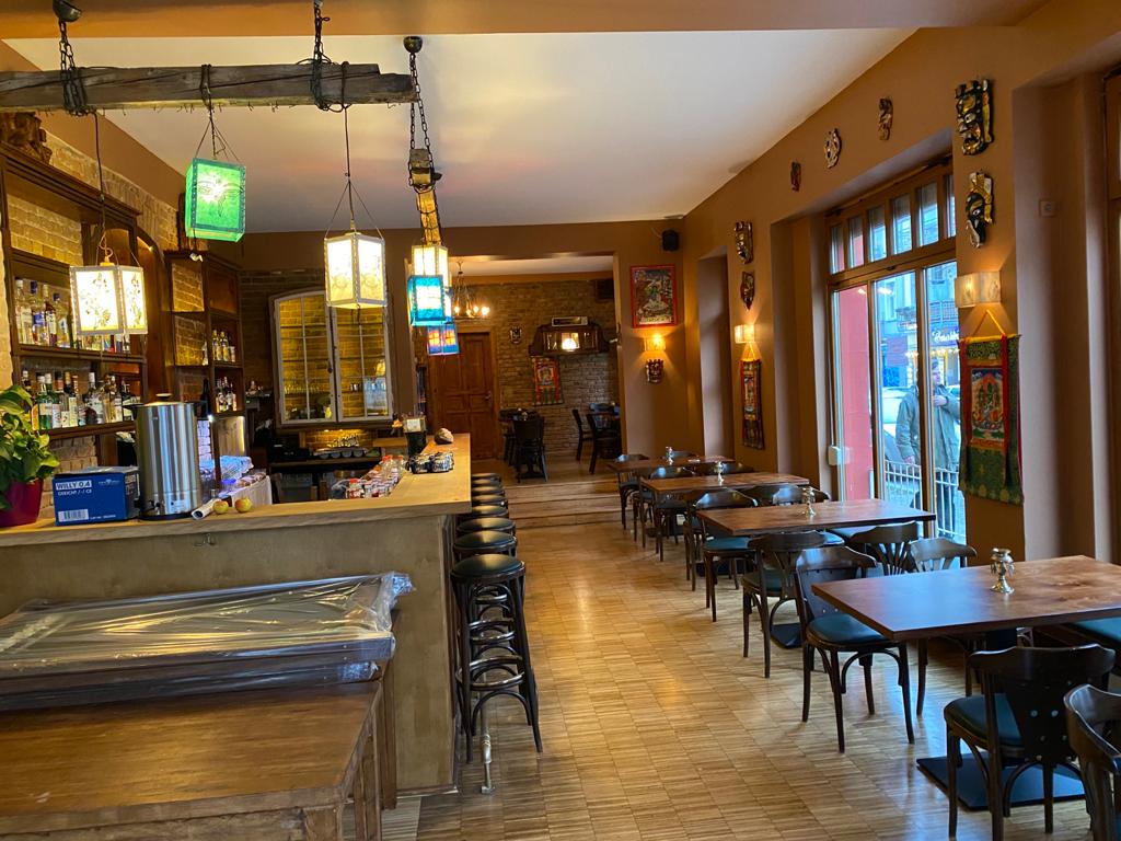 My Tibet Haus - Bar mit tibetischen Laternen und Dalai Lama Porträt