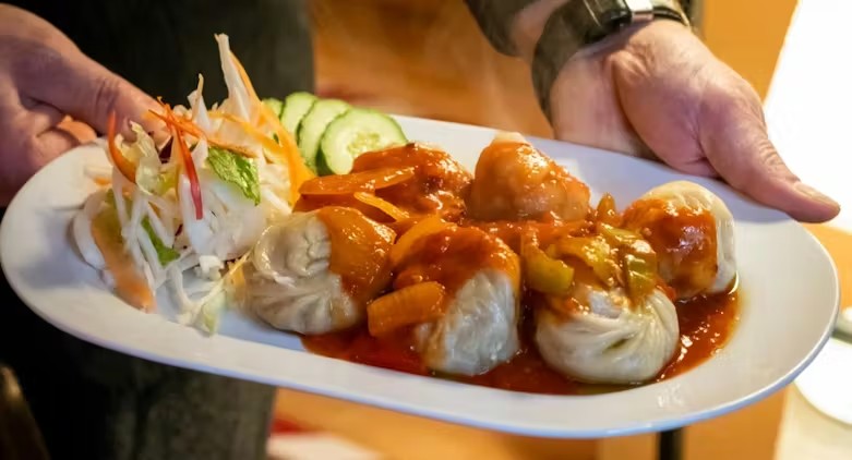 Hausgemachte Momos mit Sauce